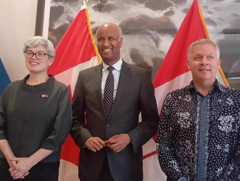 Canadian International Development Minister Ahmed Hussen (center) hold a press briefing during his visit to Jakarta on Feb. 14, 2025. (JG Photo/Jayanty Nada Shofa)