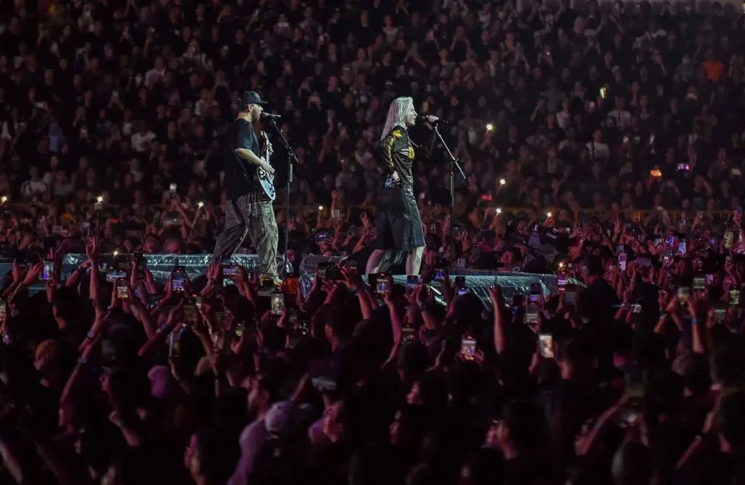 Image Credit Indrianto Eko Suwarso/Antara - Vokalis Linkin Park Emily Armstrong (kanan) dan rapper Mike Shinoda (kiri) tampil pada konser bertajuk From Zero World Tour di Stadion Madya, Gelora Bung Karno (GBK), Jakarta, Minggu (16/2/2025) malam.