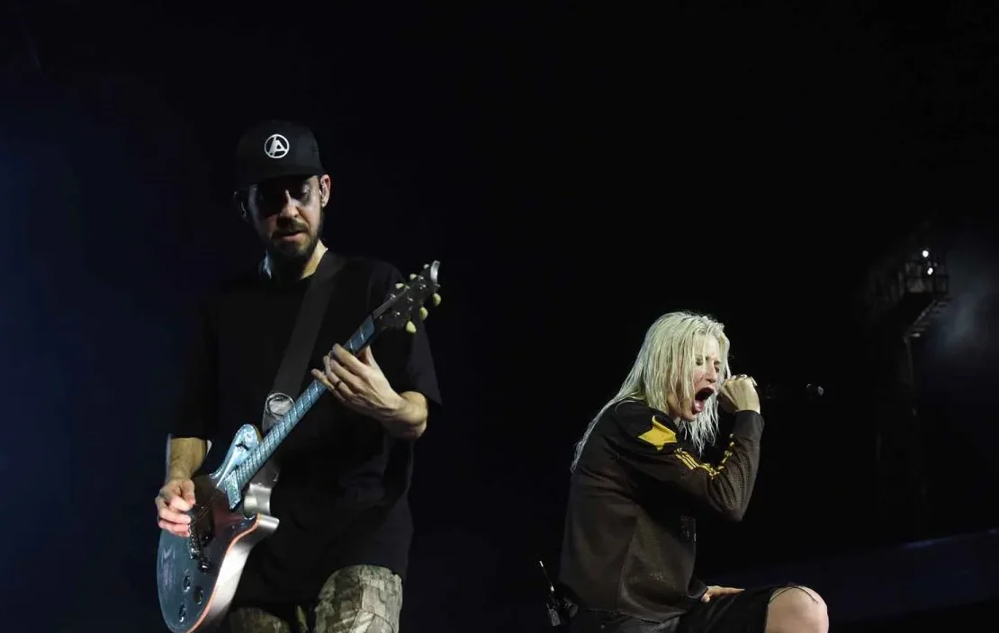 Image Credit Indrianto Eko Suwarso/Antara - Vokalis Linkin Park Emily Armstrong (kanan) dan rapper Mike Shinoda (kiri) tampil pada konser bertajuk From Zero World Tour di Stadion Madya, Gelora Bung Karno (GBK), Jakarta, Minggu (16/2/2025) malam.