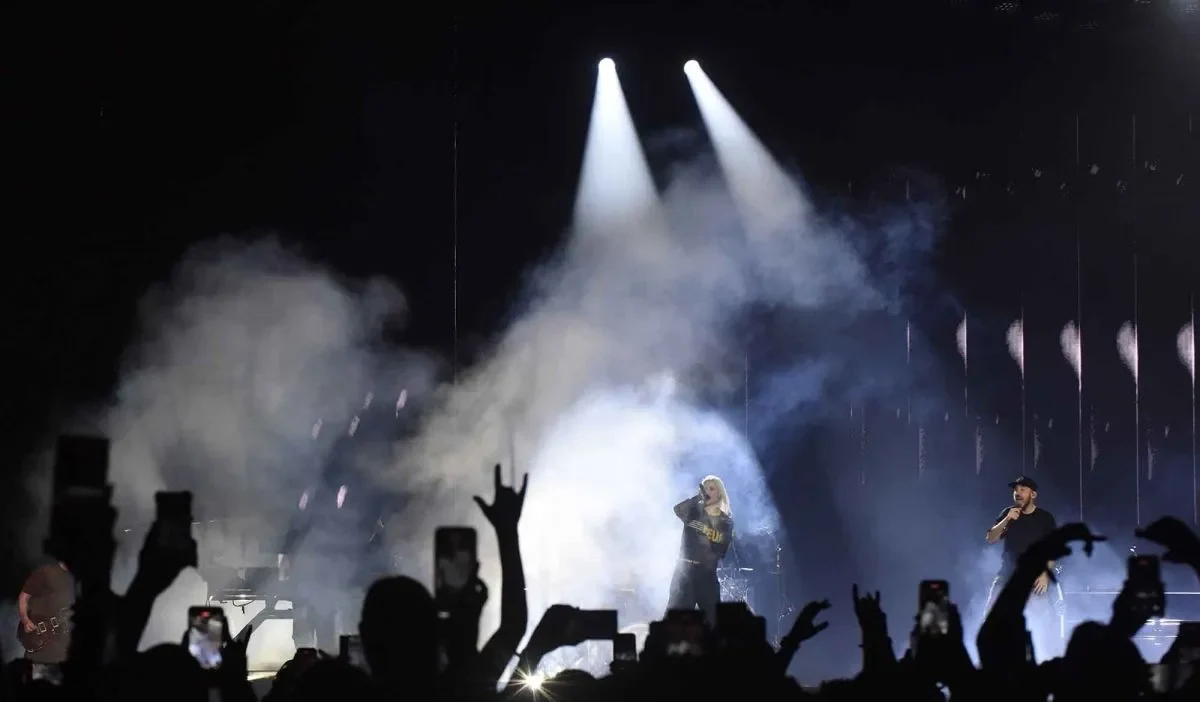 Image Credit Indrianto Eko Suwarso/Antara - Vokalis Linkin Park Emily Armstrong (kanan) dan rapper Mike Shinoda (kiri) tampil pada konser bertajuk From Zero World Tour di Stadion Madya, Gelora Bung Karno (GBK), Jakarta, Minggu (16/2/2025) malam.